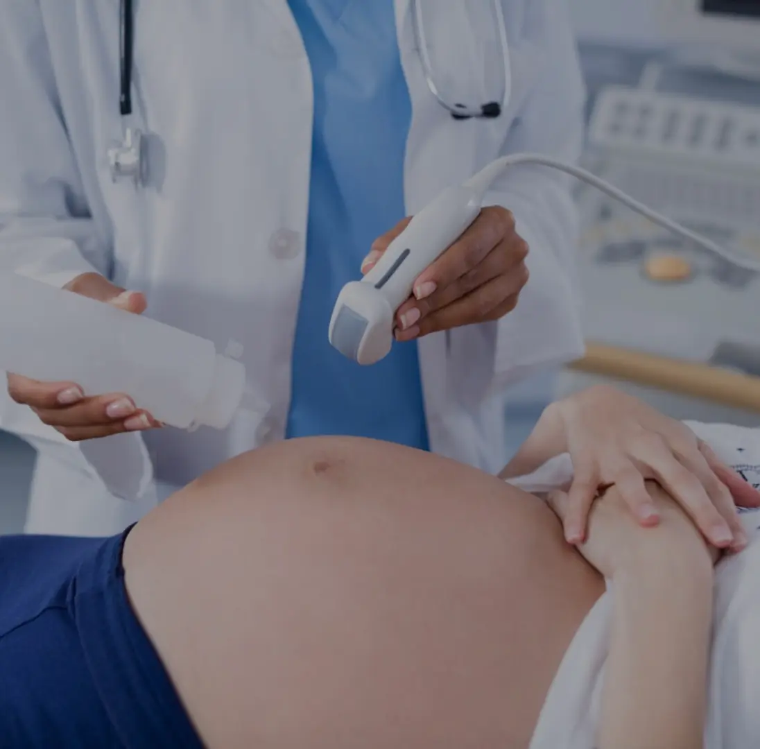 Una médica le hace una ecografía obstétrica a una paciente embarazada