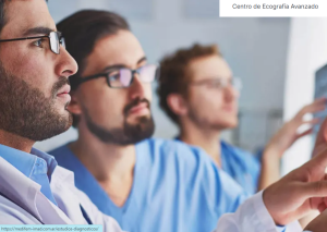 Médicos radiólogos interpretando imágenes mamarias en una pantalla