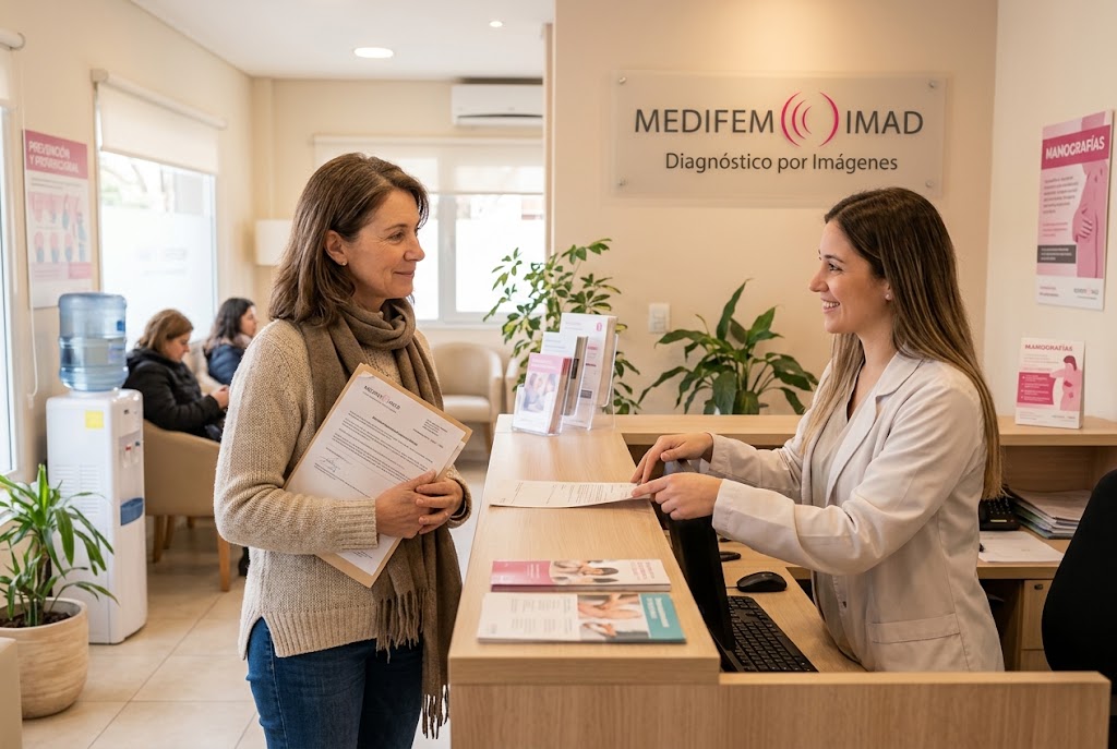 Cálida recepción en MEDIFEM IDAM de Bahía Blanca de una mujer de mediana edad que viene a hacerse una mamografía